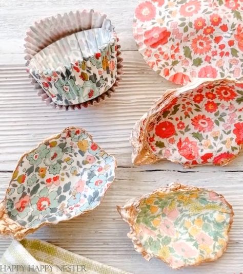 These cute trinket shells are fun to create and just as fun to give as gifts. I bought one of these Decoupage Oyster Shells and tried making this easy craft. I guess Anthropologie sold these shells in their stores a while ago. Decoupage Oyster Shells, Oyster Shells Diy, Scallop Shell Craft, Oyster Shells Decor, Sea Shells Diy, January Crafts, Oyster Shell Crafts, Flowers Candles, Shells Diy