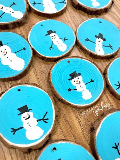 Wood Slice Snowman, Xmas Crafts Kids, Christmas Ornaments Diy Kids, Ornaments Diy Kids, Diy Snowman Ornaments, Robin Art, Christmas Door Decorating Contest, Circle Crafts, Student Christmas Gifts