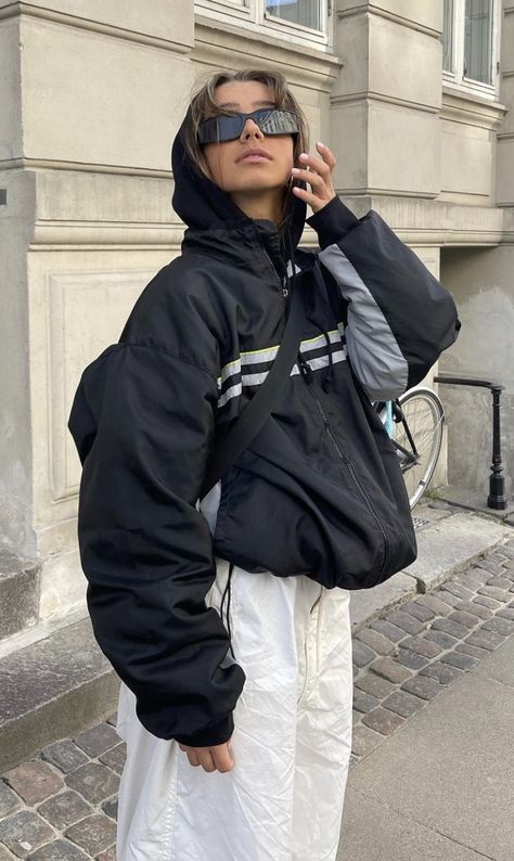 Rain Fits Aesthetic, Track Pants Outfit Winter, Wind Outfit, Track Jacket Outfit, Cold Clothes, Street Style 2023, Windbreaker Outfit, Festival Fits, Black Rain Jacket