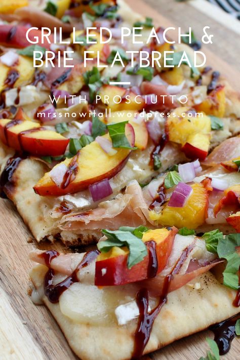 Brie With Peaches, Peaches And Brie, Peach Flatbread, Peach And Brie, Peach Brie, Brie Flatbread, Peach Appetizer, Garlic Breads, Goats Cheese Flatbread