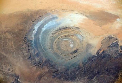 The Strange Desert Anomaly of Africa | Mysterious Universe Atlantis City, Lost City Of Atlantis, Desert Sahara, Deserts Of The World, Sand Sculptures, Mysterious Places, Sahara Desert, Lost City, Natural Phenomena