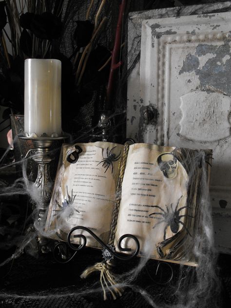 Spooky Diy Halloween Decor, Cozy Fall Living Room, Soirée Halloween, Victorian Halloween, Halloween Fest, Classy Halloween, Creepy Halloween Decorations, Fall Living Room Decor, Fall Living Room