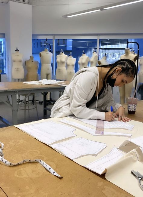 Fashion Designer Aesthic, Fashion Designer Student Aesthetic, Fashion Designer Astethic, Fashion Design Lifestyle, Fashion Design School Aesthetic, Fashion Design Major, Fashion Internship Aesthetic, Fashion Creative Director Aesthetic, New York Fashion Student Aesthetic