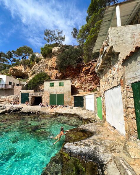 Moving is much easier when these are your views. My first beach day in Cala Lombards 🌴 #spain #mallorca #majorca #beachinspo #travelphotography #travel #palmademallorca #beachgirl #oceanphotography Mallorca Spain Beach, Mallorca Photo Ideas, Mallorca Spain Aesthetic, Palma Majorca Spain, Spain Mallorca, Majorca Spain, Amalfi Coast Positano, Brita Filter, European Summer Aesthetic