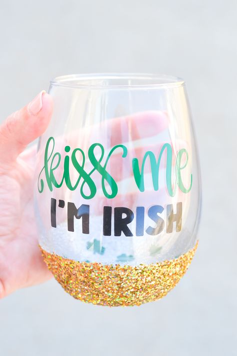 Peekaboo Wine Glasses, Glitter Wine Glasses Diy, Wine Glasses Diy, St. Patrick's Day Diy, Homemade Gift Idea, Profitable Crafts, Craft Ideas To Sell, Wine Glass Ideas, Glitter Wine Glasses