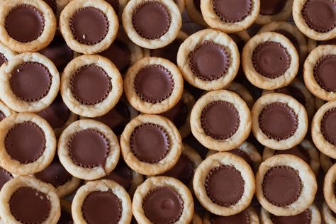 Imagine Reese's peanut butter cups but in a cookie form. Make sure to store these in a cookie jar to keep that crunchy and chewy texture. Peanut Butter Temptations, Tassies Recipe, 2023 Cookies, Best Christmas Cookie Recipes, Gf Food, Best Christmas Cookie Recipe, Peanut Butter Cup Cookies, Fat Pants, Xmas Treats