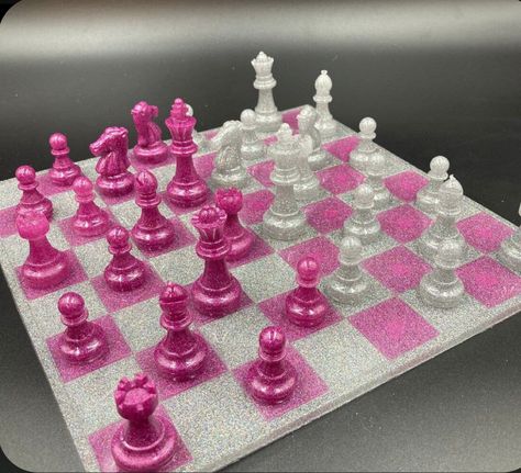 Epoxy Chess Board, Unique Resin Ideas, Resin Chess Board, Resin Chess Set, Diy Resin Art, Diy Resin Crafts, Game Board, Chess Pieces, Chess Set