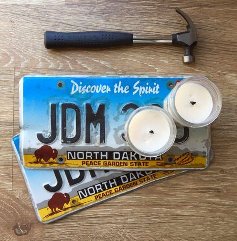 Crafts With License Plates, License Plate Crafts Diy, Diy License Plate Frame, License Plate Craft Ideas, Used License Plate Ideas, Cool License Plates Ideas, Uses For Old License Plates Ideas, Old License Plate Ideas Diy, What To Do With Old License Plates