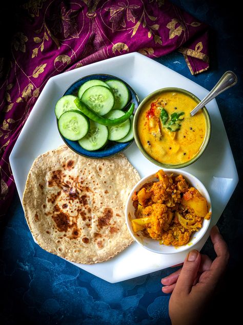 India Lunch Ideas, Diet Plate Ideas, Healthy Lunch Indian, Meal Prep Indian Food, North Indian Food Recipes, Indian Breakfast Ideas Healthy, Healthy Eating Indian, Veg Thali Indian, Healthy Food Indian