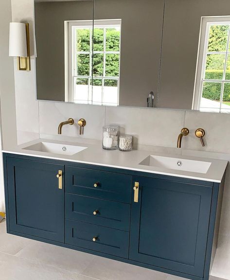 Cabinets With Gold Handles, Thick Countertop, Bathroom Sink Units, White Worktop, Luxe Bathroom, Bespoke Bathroom, Solid Surface Countertops, Small Toilet, Vanity Tops