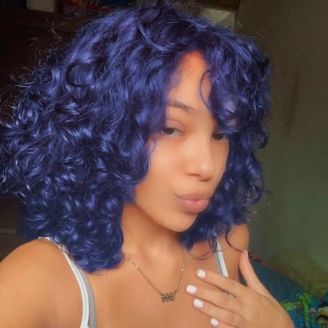 Light Blue Curly Hair, Blue Curly Hair, Curly Hair Dye, Funky Hair Colors, Curly Hair Highlights, Ideas Haircut, Dyed Curly Hair, Funky Hair, Dye Ideas