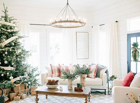 Joanna Gaines Christmas, Fixer Upper Christmas, Magnolia Christmas Decor, Magnolia House, Farmhouse Christmas Ornaments, Bohemian Christmas, Modern Christmas Tree, Christmas Decor Inspiration, Christmas Decorations Living Room