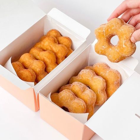 Donuts Gourmet, Bake Sale Packaging, Food Business Ideas, 귀여운 음식 그림, African Cooking, Dessert Packaging, Bakery Packaging, Food Pics, Easy Baking Recipes Desserts