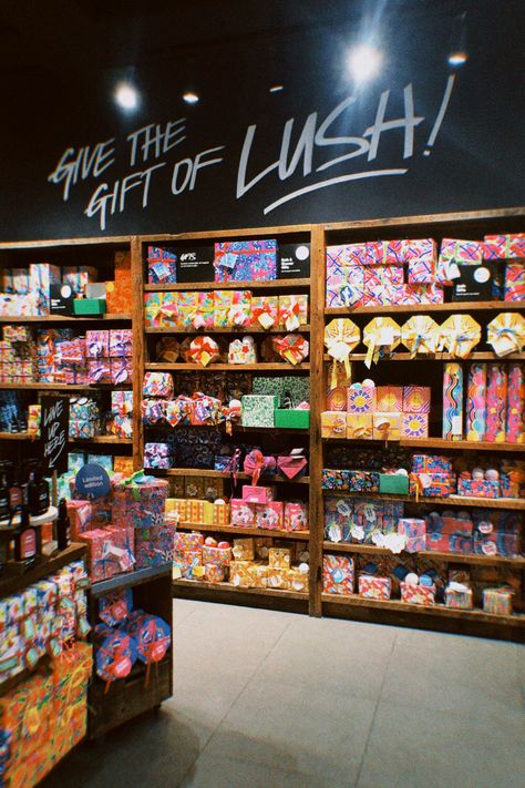 Lush Display Lush Store Aesthetic, Lush Interior, Lush Aesthetic, Lush Shop, Lush Soap, Lush Store, 20th Bday, Fresh Cosmetics, Insta Model