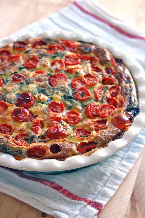 This easy spinach, tomato, and feta quiche is packed with spinach and feta and tastes like spanakopita. Topped with the most tasty tomatoes that roast slowly in the oven and made with 100% real, whole ingredients! Vegetarian Brunch Recipes, Feta Quiche, Tomato And Feta, Vegetarian Brunch, Slow Roasted Tomatoes, Spinach Tomato, Spinach Quiche, Crustless Quiche, Fruit Breakfast