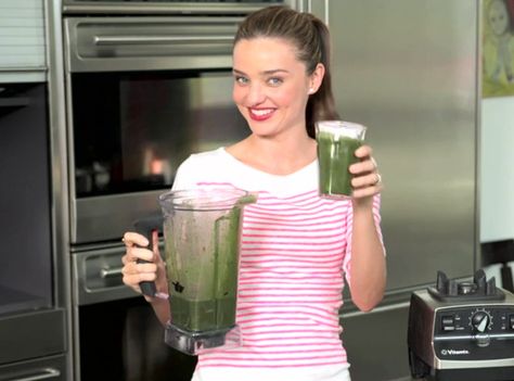 Miranda Kerr, Smoothie Miranda Kerr Diet, Wheatgrass Smoothie, Vitamix Smoothies, Noni Juice, Miranda Kerr Style, Power Smoothie, Kale Smoothie, Smoothie Packs, Smoothie Makers