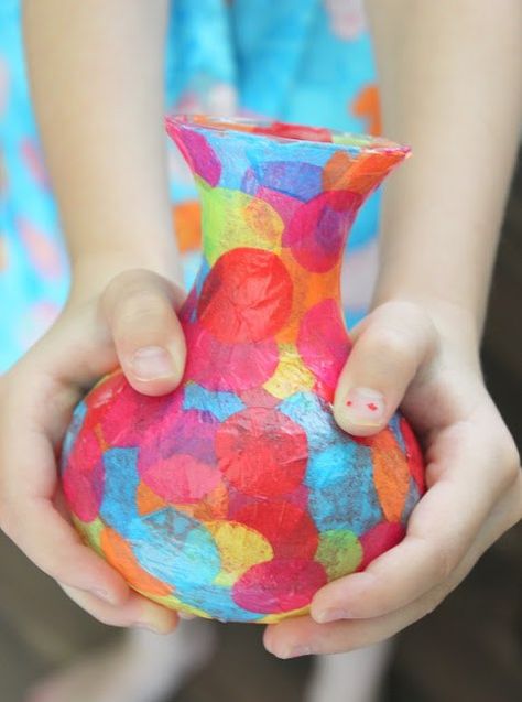 Easy Mod Podge Confetti Vase : just mod podge and tissue paper! Water proof and super easy to make. We've been using this little vase for years and it still looks great! Mother's Day Projects, Fun Projects For Kids, Quick And Easy Crafts, Cadeau Parents, Paper Vase, Classroom Crafts, Crafts For Kids To Make, Diy Vase, Mors Dag