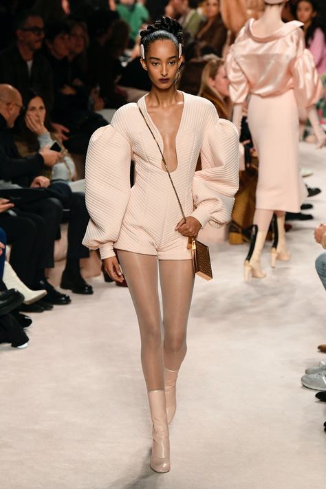 #BoFW Fendi Iconic Looks, Fendi 2020, Fendi Runway, Fashion Paintings, Fendi Fashion, Yves Salomon, Milano Fashion Week, Couture Designers, Fashion 2020