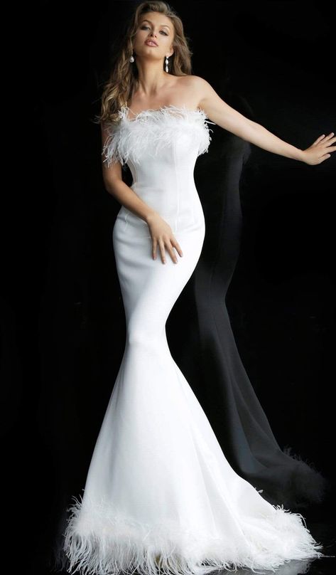 4d6e4749289c4ec58c0063a90deb3964desc48079510ri Black Feather Dress, Wedding Dress With Feathers, Dress With Feathers, Feather Gown, White Evening Gowns, Feather Wedding, White Prom Dress, Stunning Wedding Dresses, Wedding Dress Trends