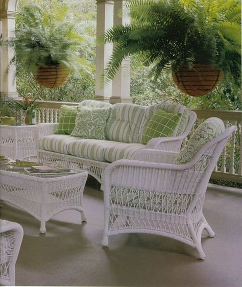 White Wicker Patio Furniture, Wicker Porch Furniture, Porch Seating, Pergola Diy, Sunroom Furniture, Wicker Couch, Decorating 101, Southern Garden, Fall Living Room