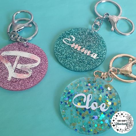 Round Clear Keychain Ideas, Circle Acrylic Keychain Ideas, Acrylic Circle Keychain, Acrylic Disk Keychains, Circle Acrylic Key Chains With Vinyl, Personalised Keyrings, Keychain Craft, Maker Project, Acrylic Board