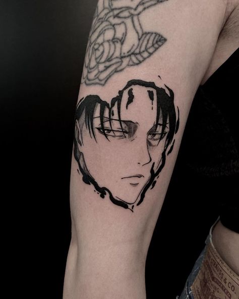 Anime Heart Tattoo, Aot Anime Tattoo Ideas, Captain Levi Tattoo, Levi Ackerman Tattoo Ideas, Anime Back Tattoo, Attack On Titan Tattoo Design, Shingeki No Kyojin Tattoo, Levi Ackerman Tattoo, Attack On Titan Tattoo Ideas