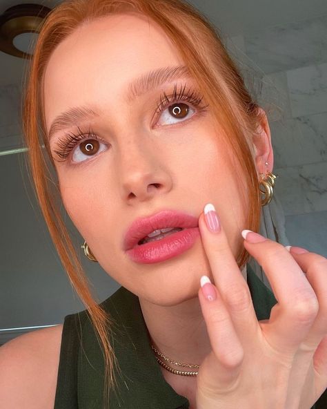 Cheryl Blossom Riverdale, Cami Mendes, Bra Image, Basket Vintage, Madelaine Petsch, Natural Glam, Cheryl Blossom, Kiss Makeup, Volume Mascara