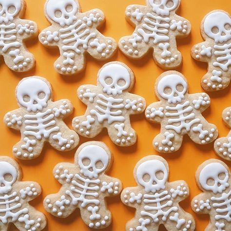 Decorated Gingerbread Cookies, Halloween Cookie Designs, Skeleton Cookies, Plat Halloween, Biscuits Halloween, Halloween Sugar Cookies Decorated, Recetas Halloween, Gingerbread Cookies Decorated, Halloween Cookies Decorated