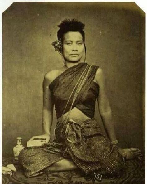 Cambodian dancer & concubine, from the Twitter feed of Oscar nominee @Rpanh Culture Of Thailand, 1800s Clothing, Cambodian Clothes, Traditional Thai Clothing, Thai Clothes, Thai Dress, Thai Art, Phnom Penh, Traditional Costume