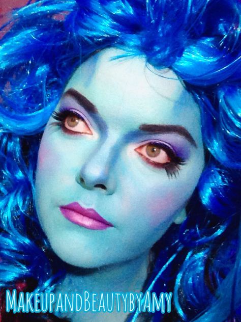 Madame Leota Makeup Tutorial www.youtube.com/makeupandbeautybyamy Madame Leota Makeup, Madame Leota Costume, Madam Leota, Haunted Mansion Costume, Villains Halloween, Makeup Artist Bag, Alice In Wonderland Makeup, Haunted Mansion Decor, Caterpillar Costume