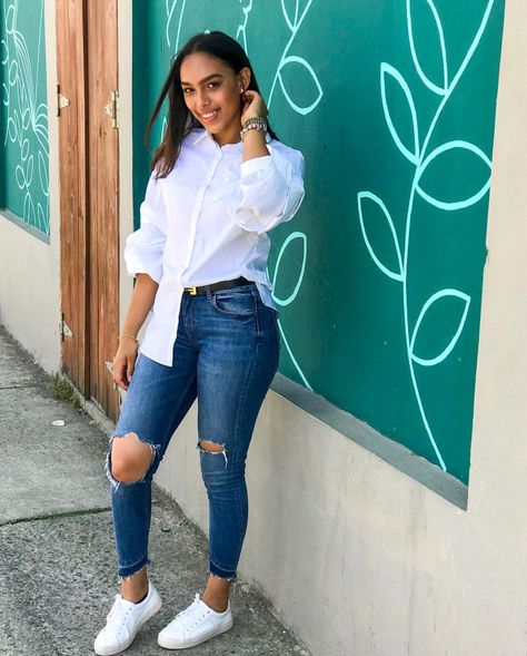 Camisa Blanca Outfit Jeans Y Tenis Blancos, Outfit Jeans Y Camisa Blanca, Outfits Tenis Blancos, Blue Jeans White Shirt Outfit, White Shirt With Blue Jeans, Outfits Con Jeans Y Tenis, Outfit Tenis Blancos, Camisa Blanca Outfit, Stylish Business Outfits