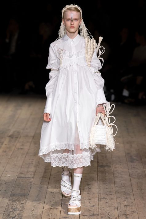 Simone Rocha Wedding Dress, Simone Rocha Runway, London Fashion Weeks, Live Fashion, Mode Inspo, Story Inspiration, Fashion Show Collection, Tulle Lace, Fashion 2020