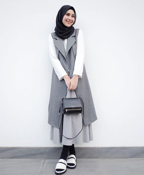 Ranihatta                                                                                                                                                                                 More Habits Musulmans, Fesyen Islam, Moslem Fashion, Street Hijab Fashion, Hijab Fashionista, Hijab Style Casual, Muslim Women Fashion, Style Hijab, Casual Hijab Outfit