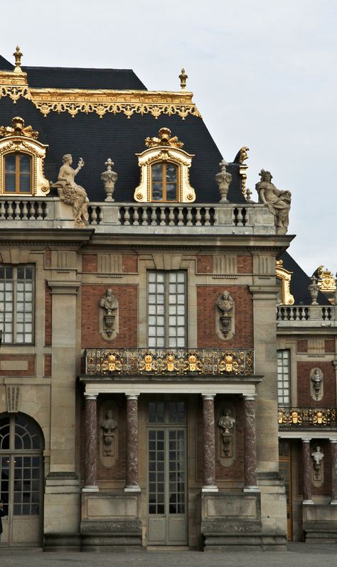 Chateau Versailles, Palace Of Versailles, Chateau France, Old Building, On The Top, Beautiful Architecture, Beautiful Buildings, Marie Antoinette, The Roof