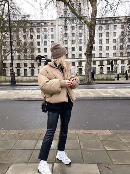 Winter Outfits With Trainers, Prague Outfits, Puffer Jacket Outfit Ideas, Short Jacket Outfit, Cropped Hoodie Outfit, Beige Puffer Jacket, Cold Day Outfits, Jacket Outfit Ideas, Beige Puffer