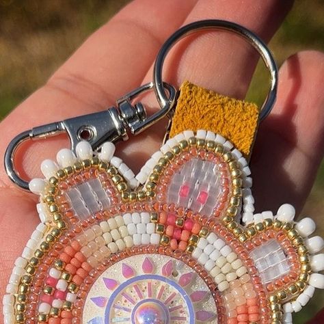 Beaded Keychains Patterns, Powwow Beadwork, Beaded Hats, Beautiful Beaded Earring, Native Beading, Native Crafts, Beaded Things, Beadwork Designs, Beaded Hat