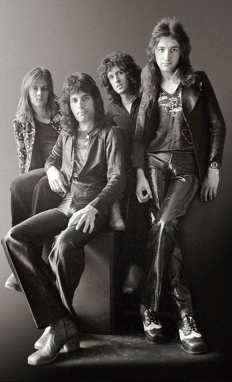 The Runaways, Queen Photos, Roger Taylor, Queen Pictures, Queen Freddie Mercury, John Deacon, Brian May, Queen Band, Killer Queen