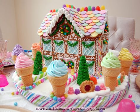 Candy Land Gingerbread House Ideas, Candyland Gingerbread House Ideas, The Grinch Gingerbread House, Candy Land Gingerbread House, Wichtelzubehör Diy, Candyland Gingerbread House, Christmas Candy Crafts, Homemade Gingerbread House, Gingerbread Art