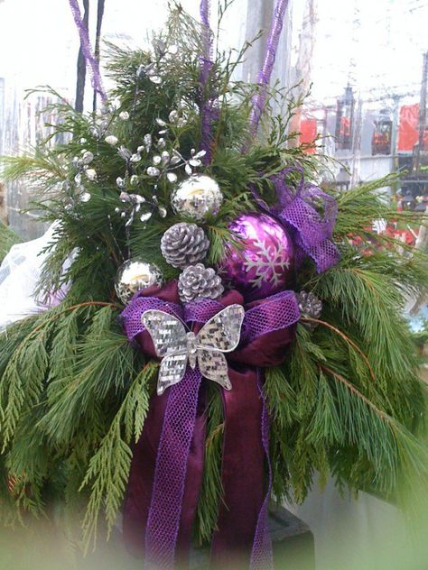 19 Amazingly Gorgeous Purple Christmas Decorations To Add Sophistication In Your Home Live Wreaths, Outdoor Decorations Christmas, Christmas Reception, Lavender Christmas, Plum Christmas, Purple Christmas Decorations, Christmas Outdoor Decorations, Winter Containers, Winter Planters