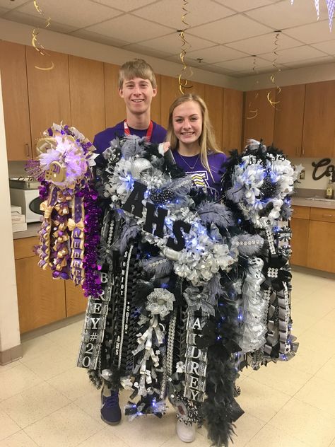 Mum and garter exchange Hello Kitty Senior, Hot Pink Homecoming, Diy Mums, Pink Mums, Graduation Money Gifts, Texas Homecoming Mums, Senior Crown, Crown Ideas, Senior Overalls