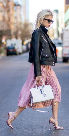 How to wear a leather biker jacket Moto Jacket Outfit, Pink Pleated Skirt, Jacket Outfit, Mode Inspiration, Street Style Outfit, Moto Jacket, Look Fashion, Perfect Outfit, Jacket Outfits