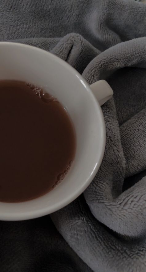 Hot Tea Aesthetic Cozy, Evening Asthetic Snap, Night Time Tea Aesthetic, Cozy Asthetic Picture, Blanket Aesthetic Night, Autumn Tea Aesthetic, Aesthetic Tea Pictures, Tea Asthetic Picture, Night Tea Snap