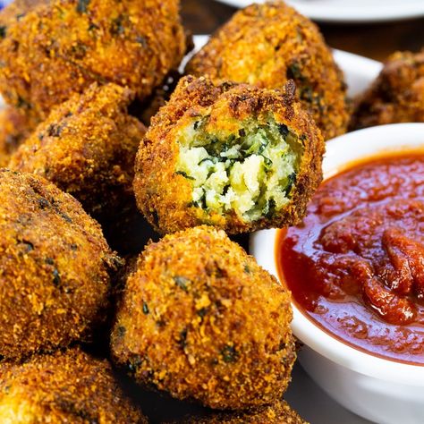 Spinach Cheese Balls have a creamy cheese filling with Italian seasoning. They fry up ultra crispy and taste great dipped in pizza sauce. Spinach Cheese Bites, Spinach Cheese Balls, Boat Appetizers, Pot Luck Appetizers, Cheese Balls Recipe, Spinach Balls, Fried Spinach, Veggie Dinners, Cream Cheese Ball