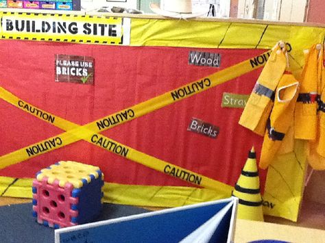 Building Site role-play display photo - Photo gallery - SparkleBox Construction Area Ideas, Construction Classroom, Childcare Rooms, Role Play Areas, Eyfs Classroom, People Who Help Us, Infant Classroom, Dramatic Play Area, Construction Area