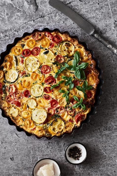 Quiche with zucchini, spinach and tomatoes. Dark food photography Rustic, minimalistic Dinner, supper, breakfast Vegetarian dish, meal Tart Food Photography, Food Photography Rustic, Pan Photography, Impossible Quiche, Zucchini Tart, Breakfast Vegetarian, Vegetarian Quiche, Dark Food, Dark Food Photography