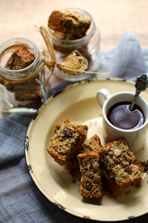 Beskuit Resepte, Buttermilk Rusks, Rusk Recipe, Fresh Recipes, How To Roast Hazelnuts, Dried Cranberries, Hazelnut, Fresh Food, Raisin