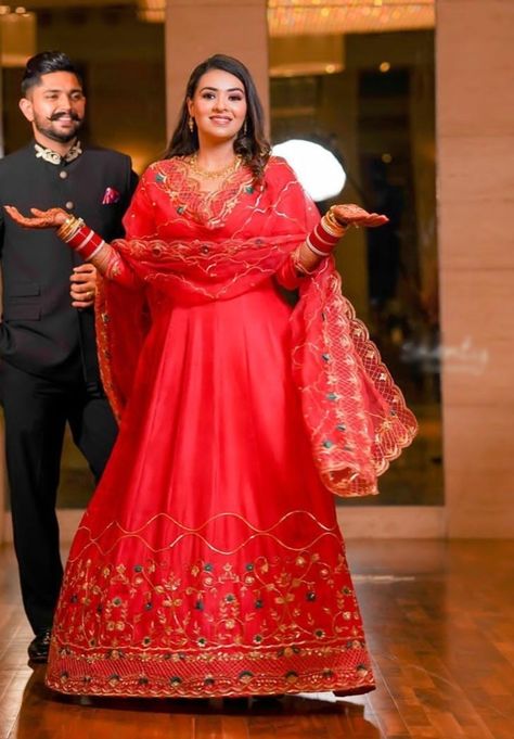 Punjabi Bridal Reception Outfit, Punjabi Reception Outfit, Punjabi Reception, Bridal Reception Outfit, New Wedding Dress Indian, Bridal Suits Punjabi, Suit Painting, Boutique Suit, Reception Gowns