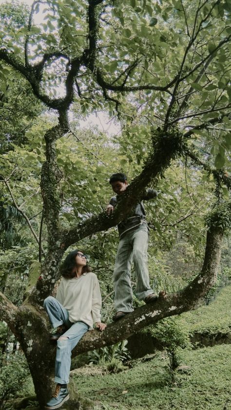 Sitting In Tree Pose Reference Drawing, Climbing Tree Pose Reference Drawing, Sitting In Tree Pose Reference, Sitting In Tree Pose, Couple Sitting Under Tree, Couple Under Tree, Walking In The Woods, Boy And Girl Friendship, Wedding Photoshoot Props