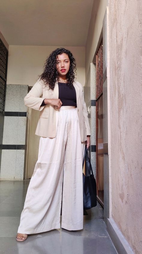 Workwear, casual workwear, beige silk pants, casual blazer Plicated Pants, Recreatable Outfits, Flowy Silk Pants, Long Shirt Outfits, Polished Outfits, Flowing Pants, Business Clothes, Structured Blazer, Flowy Pants