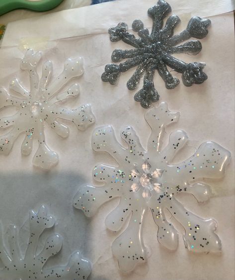 Snowflakes made of hot glue and glitter Glue Snowflakes, Diy Window Clings, Glue Craft, Glue Art, Snow Flakes Diy, Window Clings, Glue Gun, Hot Glue, Kids Stuff